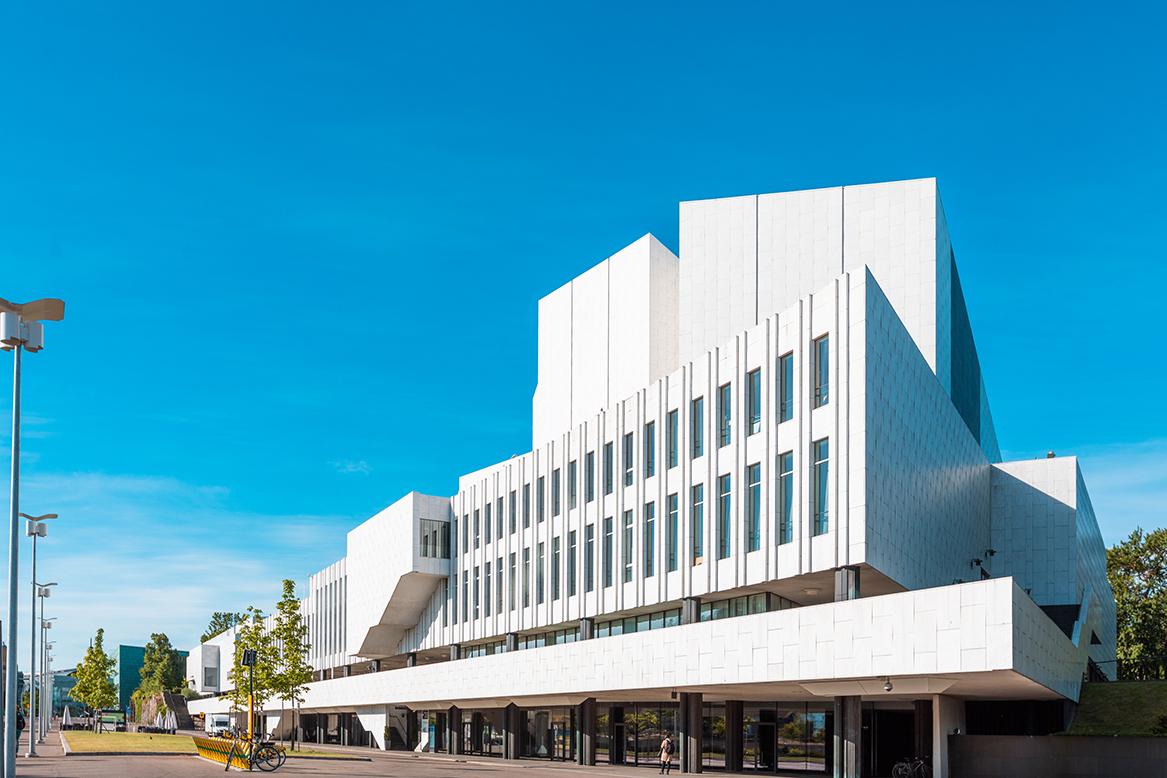 Alvar Aalto's white marble Finlandia Hall under a clear blue Helsinki sky